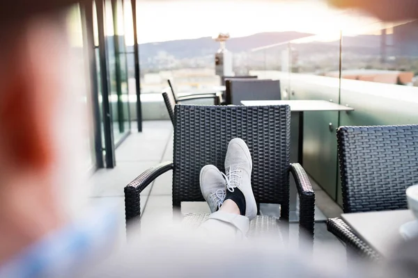 Senior businessman with a tablet in rooftop cafe — Stock Photo, Image