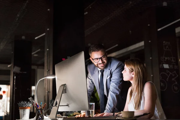 Businesspeople in the office at night working late. — Stock Photo, Image