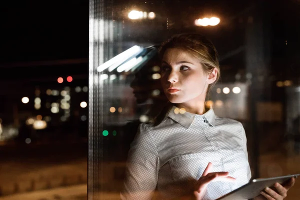 Mujer de negocios con tableta trabajando hasta tarde en la noche . —  Fotos de Stock