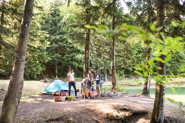 Piękny rodzinny camping w lesie, jeść razem. — Zdjęcie stockowe