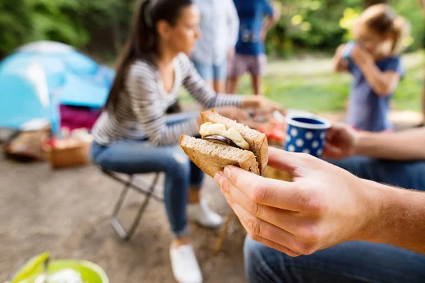 Prachtige familie camping in het bos, samen eten. — Stockfoto