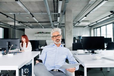 Office çalışan iki iş adamları.