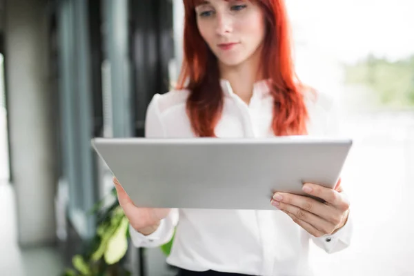 Obchodnice s tabletem v její pracovní úřad. — Stock fotografie