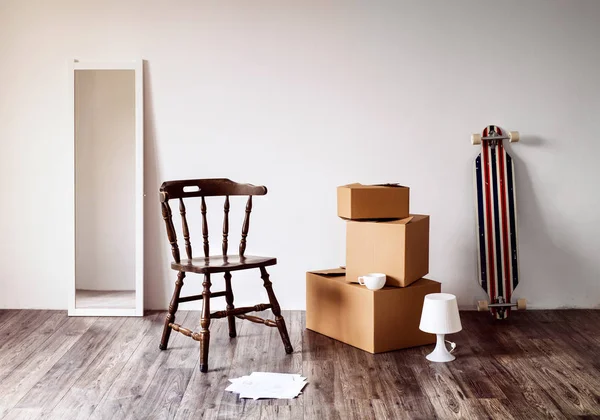 Packade kartonger, spegel, stol och andra grejer. — Stockfoto