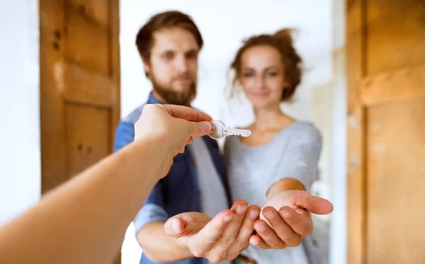 Młode małżeństwo z kluczem w nowym domu. — Zdjęcie stockowe