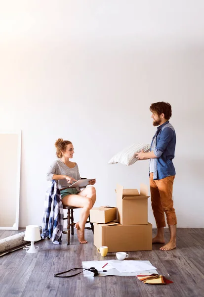 Jeune couple déménageant dans une nouvelle maison, buvant du café . — Photo