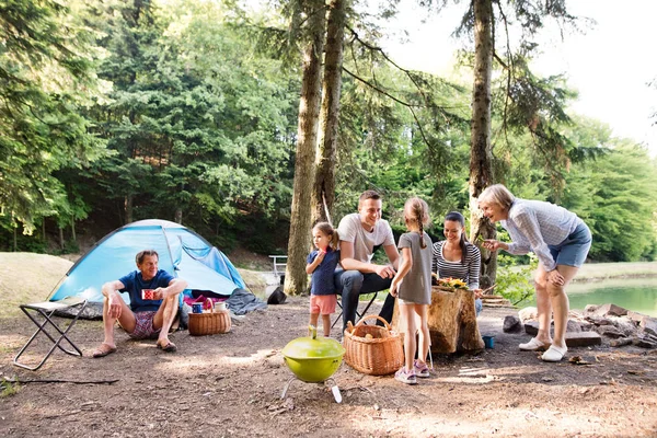 Piękny rodzinny camping w lesie, jeść razem. — Zdjęcie stockowe