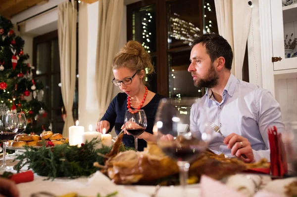 Fiatal pár ünneplése a Christmas együtt otthon. — Stock Fotó