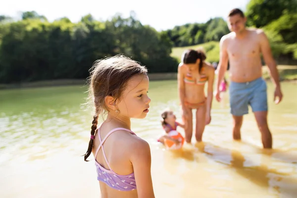Anya, apa és lánya, a tóban. Napsütéses nyári. — Stock Fotó