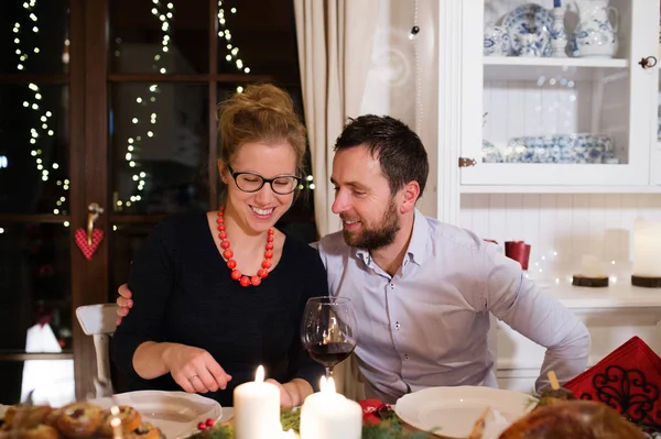 Casal jovem celebrando o Natal juntos em casa . — Fotografia de Stock