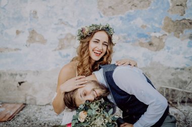 Güzel gelin ve damat eski püskü evin önünde.