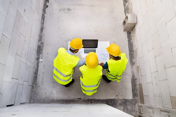 Arquitectos y trabajadores en la obra . —  Fotos de Stock