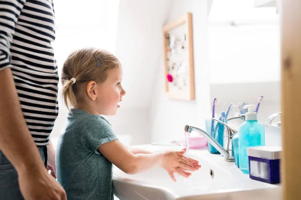 Klein meisje in de badkamer met vader wassen van de handen. — Stockfoto