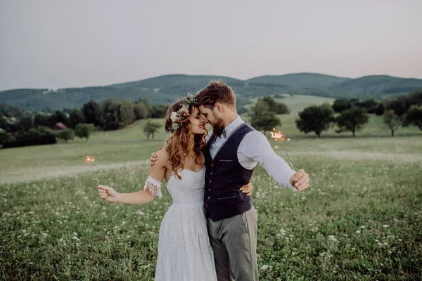 Belle mariée et marié au coucher du soleil dans la nature verte . — Photo