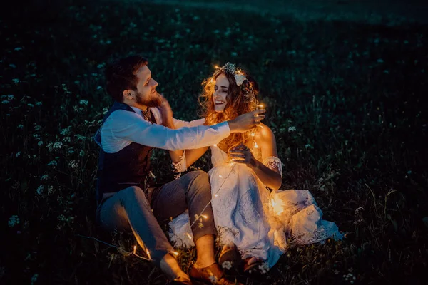 Bella sposa e sposo su un prato di notte . — Foto Stock