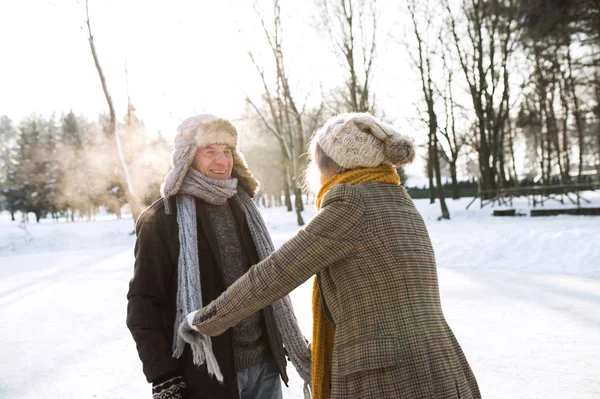 Coppia senior in soleggiato inverno natura pattinaggio su ghiaccio . — Foto Stock