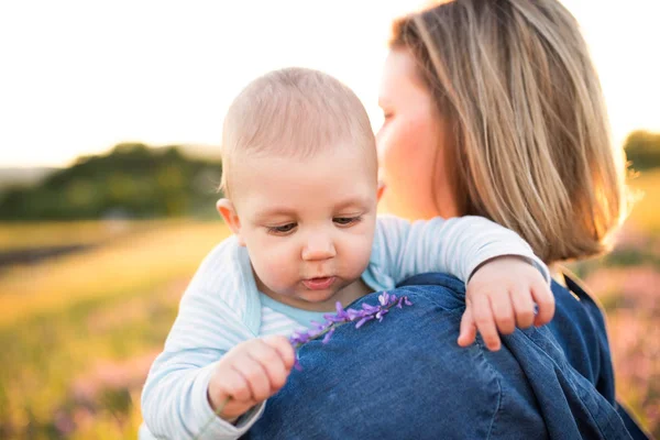 腕の中で赤ん坊の息子と自然に認識できない母. — ストック写真