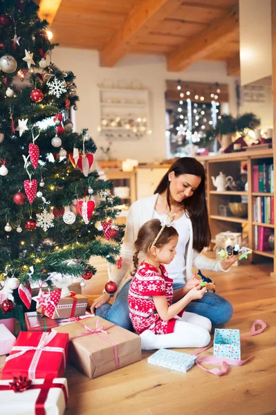 Daugter Noel ağacının evde ile genç anne.