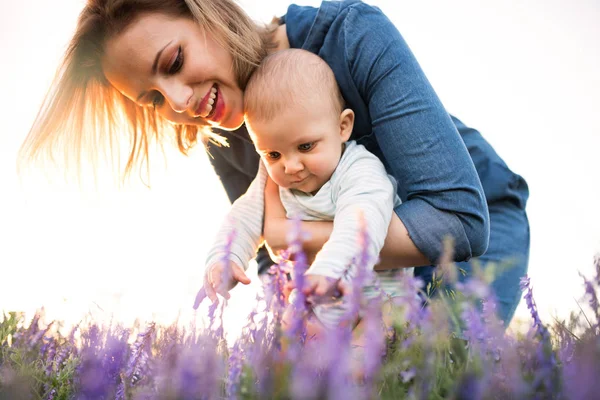 Doğada genç anne bebek evlat silah ile.