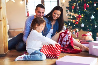 Genç aile ile Noel ağacı evde, daugter.
