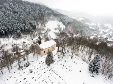 Bir kilise ve bir mezarlık havadan görünümü.