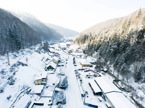 Vue aérienne d'un village en hiver . — Photo