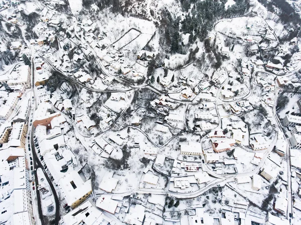 Vue aérienne de petite ville avec collines en hiver . — Photo