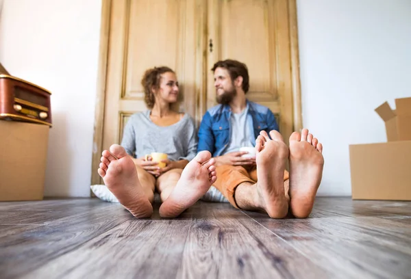 Young couple moving in new house, resting. — Stock Photo, Image