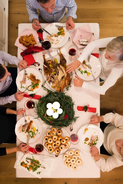 Vacker stor familj firar jul tillsammans. — Stockfoto