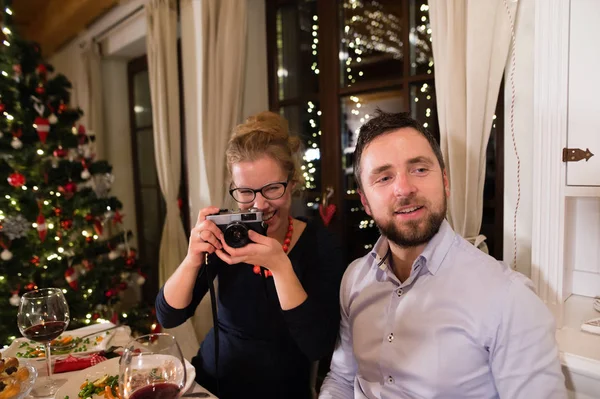 Unga par fira jul tillsammans hemma. — Stockfoto