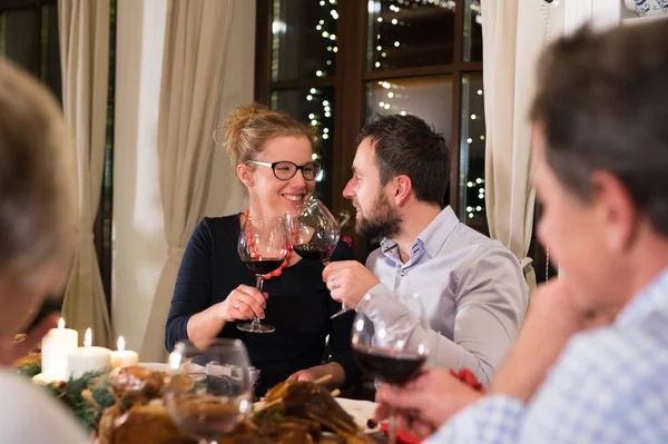 Junges Paar feiert Weihnachten mit Familie. — Stockfoto