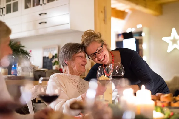 Rodziny na święta. Babcia i wnuczka. — Zdjęcie stockowe