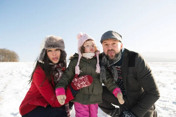 Padre y madre con su hija, día de invierno . —  Fotos de Stock