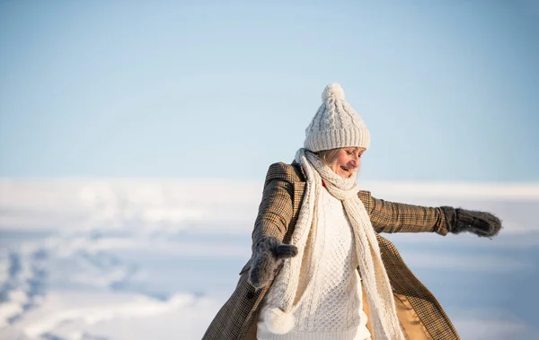 Красивая пожилая женщина на прогулке, зимний день . — стоковое фото