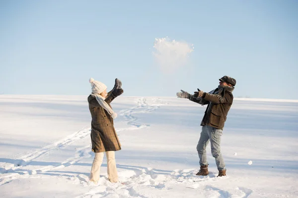 Vackra äldre par i soliga vintern naturen. — Stockfoto