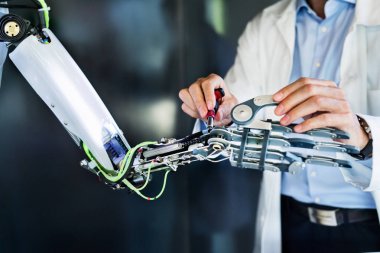 Bir robot ile tanınmaz bilim adamı.