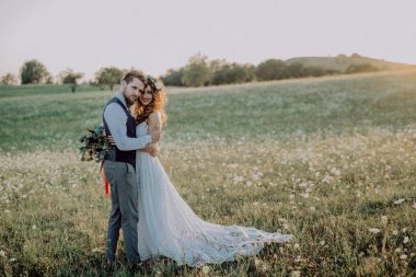 Güzel gelin ve damat yeşil doğa.