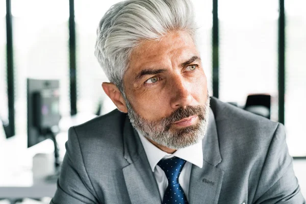 Uomo d'affari maturo in abito grigio in ufficio . — Foto Stock