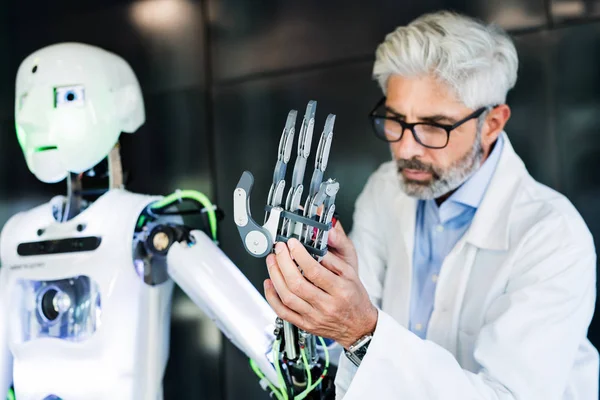 Olgun işadamı veya bir robot olan bilim adamı.