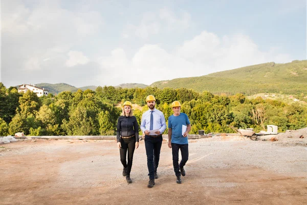 Arquiteto e engenheiro civil no canteiro de obras . — Fotografia de Stock