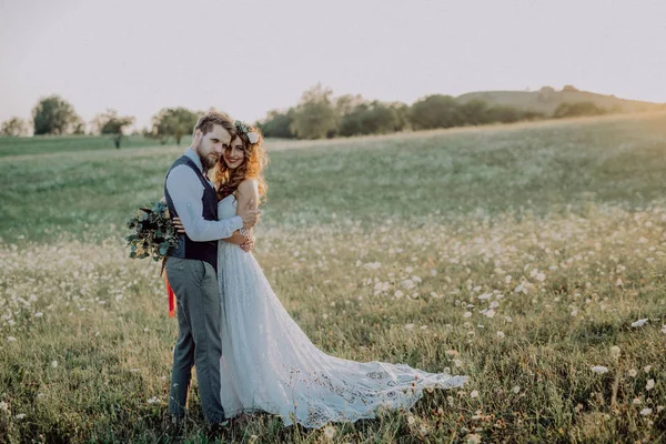 Beautiful bride and groom in green nature. — Stock Photo, Image