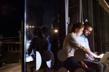 İş adamları, gece geç saatlere kadar ofiste.