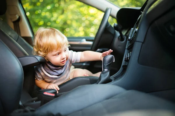 Ragazzino che gioca in macchina, fingendo di guidarla . — Foto Stock