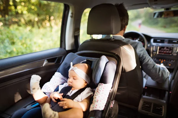 Felismerhetetlen ember vezetés a baby girl. — Stock Fotó