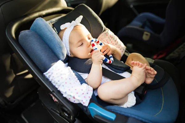 Piccolo bambino allacciato con cintura di sicurezza nel seggiolino auto di sicurezza . — Foto Stock