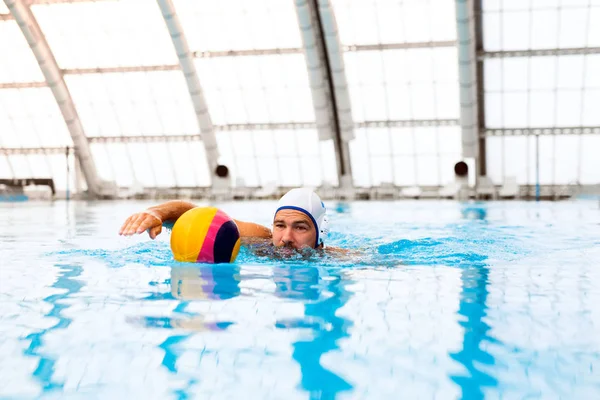 Jogador de pólo aquático em uma piscina . — Fotografia de Stock