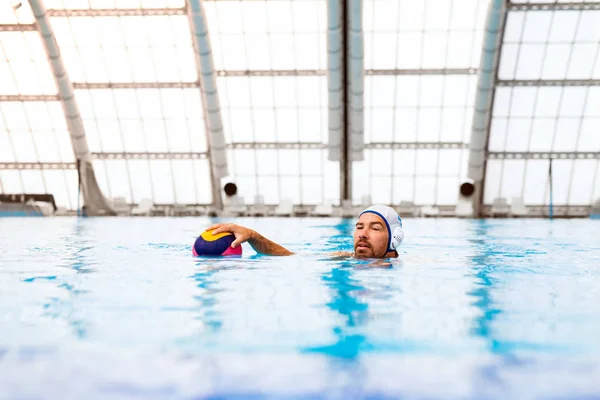 Waterpolospeler in een zwembad. — Stockfoto