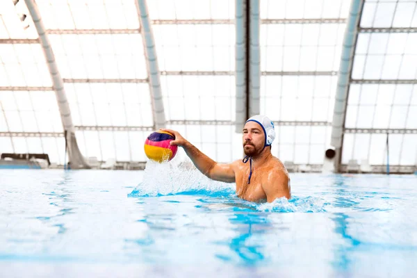Jugador de waterpolo en una piscina . — Foto de Stock