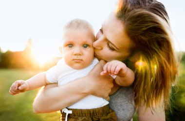 Genç anne kucağında bebek evlat holding