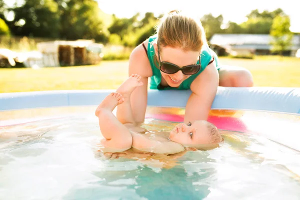 Baby jongetje met zijn moeder in het zwembad. — Stockfoto